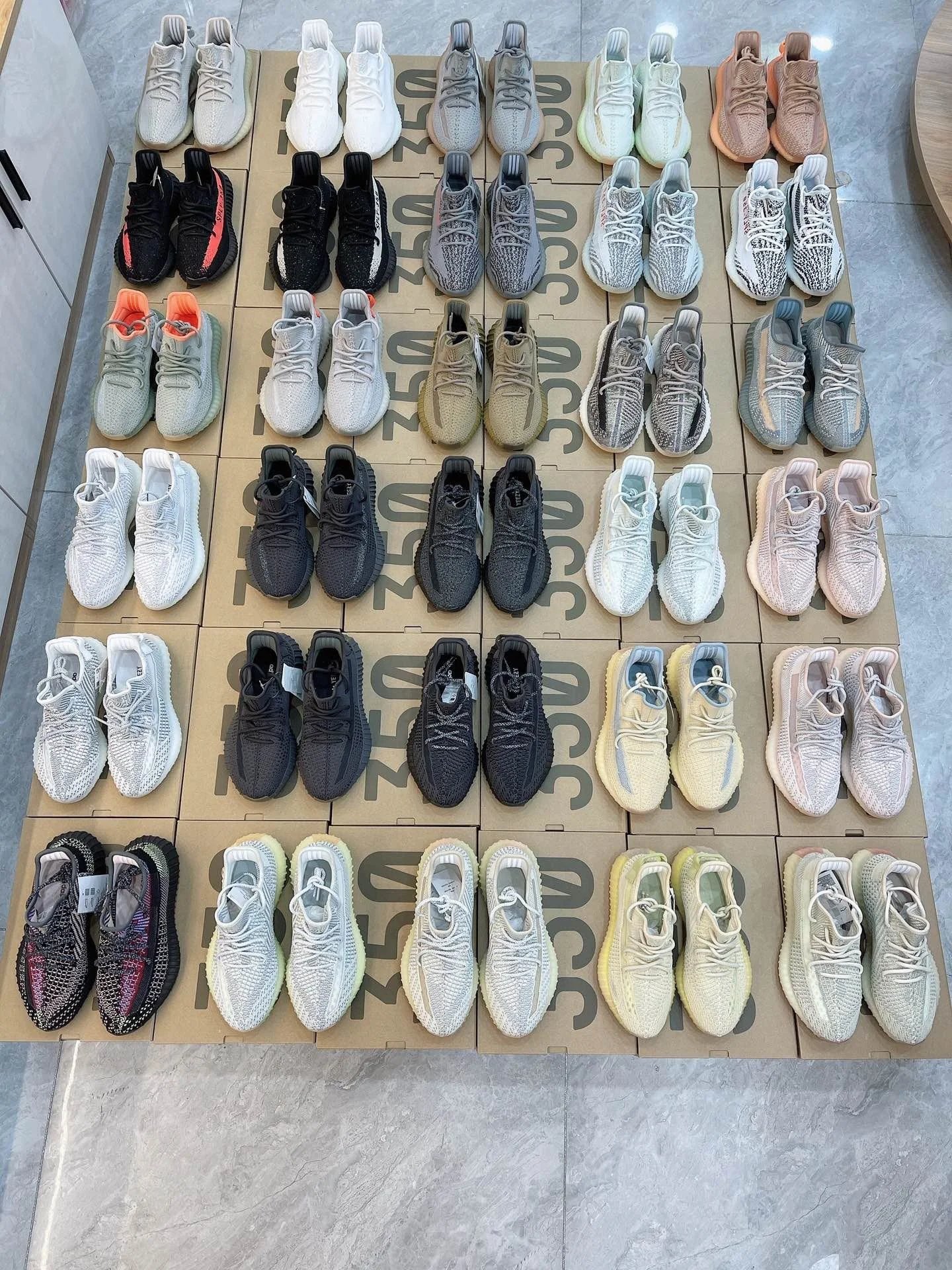 yeezy YEEZY SHOES PALLET For Sale - Image 1